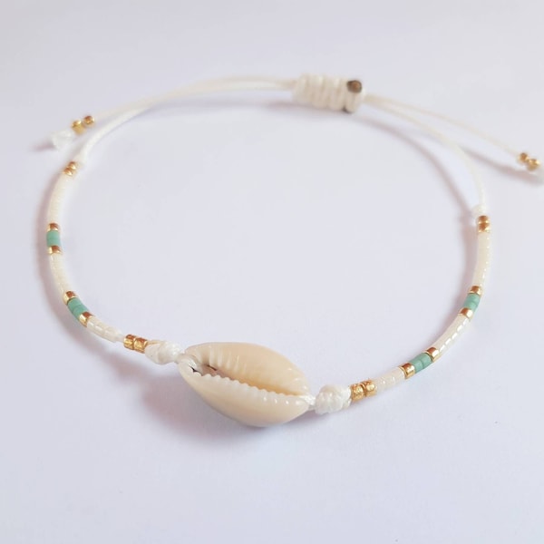 bracelet été  femme, bracelet coquillage cauri avec perles, bracelet plage, bijoux estivaux