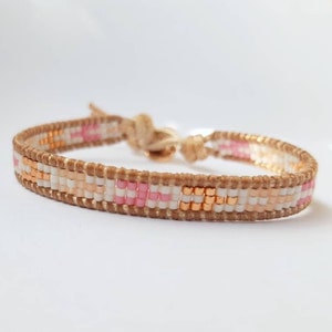 Dainty bracelet woven with beige seeds beads for woman