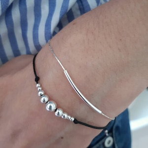bracciale con perline d'argento su cordino nero: idea regalo di Natale per lei