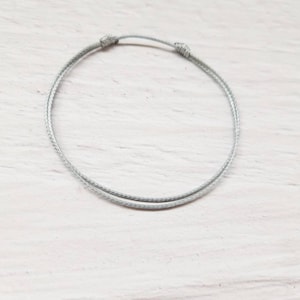 Bracelet cordon fin minimaliste unisexe, bracelet ficelle Gris / grey