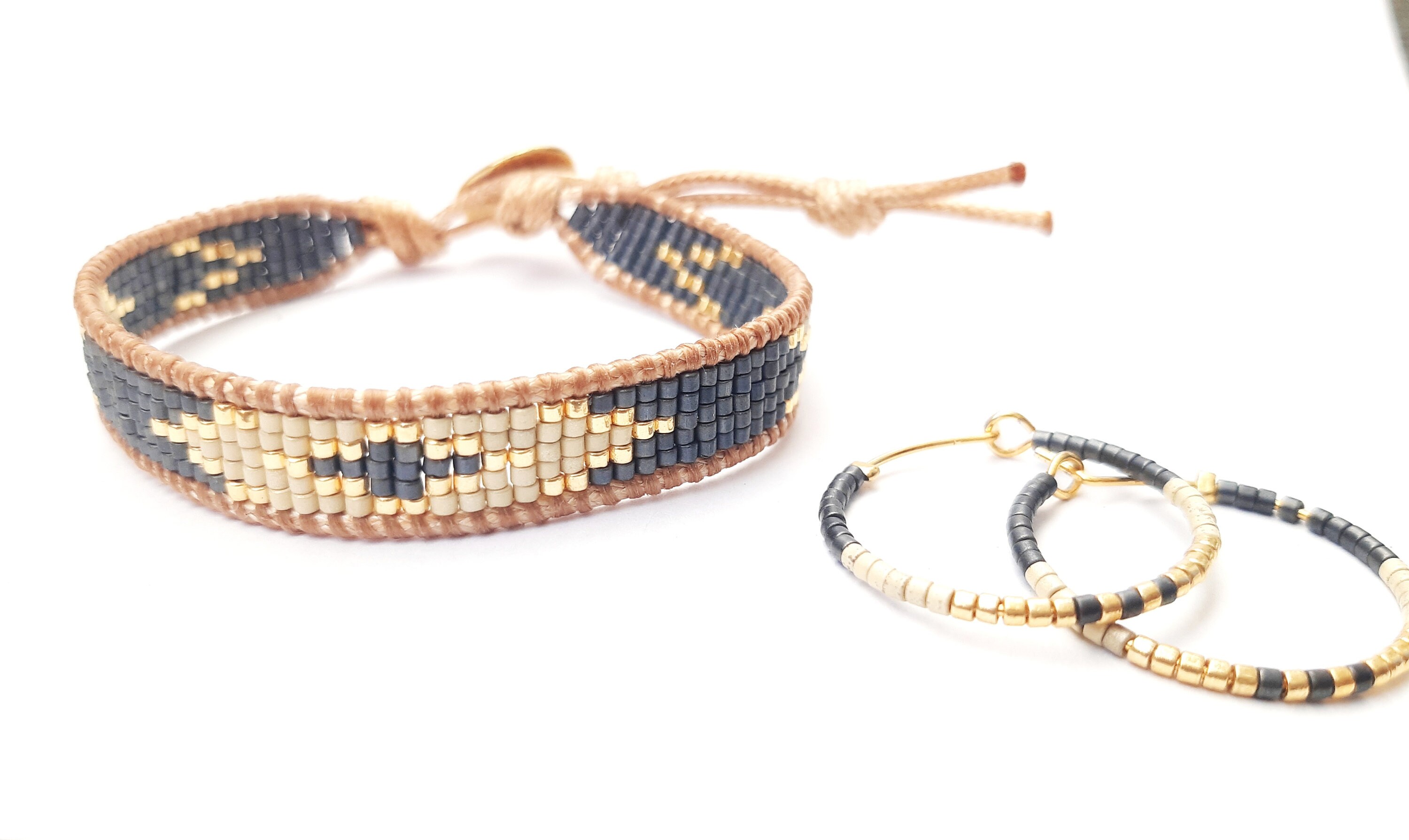 Bracciale con polsino con tessitura di perline Miyuki sfumato di verde, nero e oro - Italia