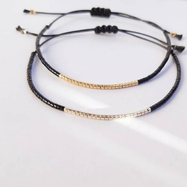 Bracelet noir en perles minimaliste avec cordon noir pour femme.