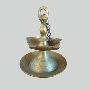 Lámpara Diya colgante de latón antiguo: diseño étnico indio con cinco mechas de aceite: decoración rústica para el hogar y coleccionable: iluminación de cadena retro