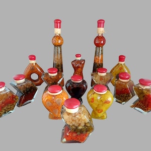 Flessen met azijn: vintage keukendecor, kleurrijk groenten- en fruitdesign