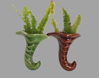 Einzigartige handgefertigte Keramik-Horn-Wandtaschen – grünes und braunes Vasen-Wirbel-Design für Sukkulenten und Blumen