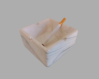 Eleganter Keramik-Aschenbecher im Marmor-Look, stilvolles Wohndekor