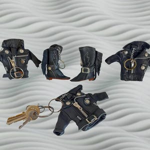 Ensemble veste en cuir vintage et botte porte-clés - ambiance motard rétro - mini porte-clé unique - cadeau motard chic - breloque de sac - article de collection NOS