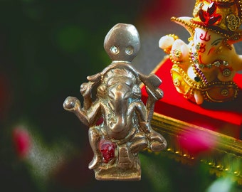 Antike Ganesha-Statue aus Messing mit rotem Quarz - Hindu-Gott-Figur - Wohnkultur und seltenes Sammlerstück - Perfekte Geschenkidee
