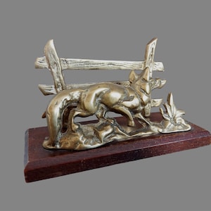 Porta-cartões vintage de madeira e latão - Estatueta de raposa feita à mão - Acessório de mesa de escritório antigo - Decoração de casa de meados do século