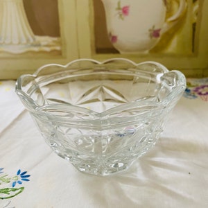Adorable Vintage Depression Glass Bowl/Trinket Box