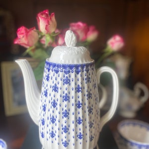 Elegante cafeteira vintage Spode Fleur de lis azul e branco