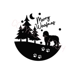 Op de afbeelding: Zwart-wit grafisch ontwerp met een honden silhouet, dennenbomen en de tekst "Merry Woofmas". Het ontwerp bevat ook pootafdrukken, een halve maan en sneeuwvlokken, perfect voor de feestdagen.
