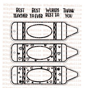 Pu&ograve; includere: Tre etichette regalo stampabili in bianco e nero a forma di pastelli. Ogni etichetta ha un design diverso con uno spazio ovale vuoto per scrivere. L'etichetta superiore dice "Miglior insegnante di sempre". L'etichetta centrale ha cuori e l'etichetta inferiore ha stelle.