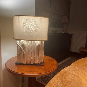 Lampe de table en bois flotté, éclairage de chevet en bois flotté, décoration de plage, art en bois flotté côtier, lampe en bois, nautique, cottage, ferme, rustique, bureau, chambre à coucher