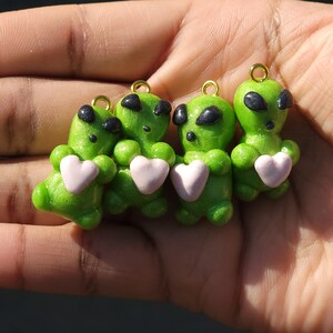 Niedliche Alien Charms mit Herzen