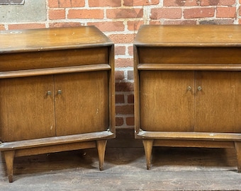 Nachtkastje MCM van Red Lion furn co.
