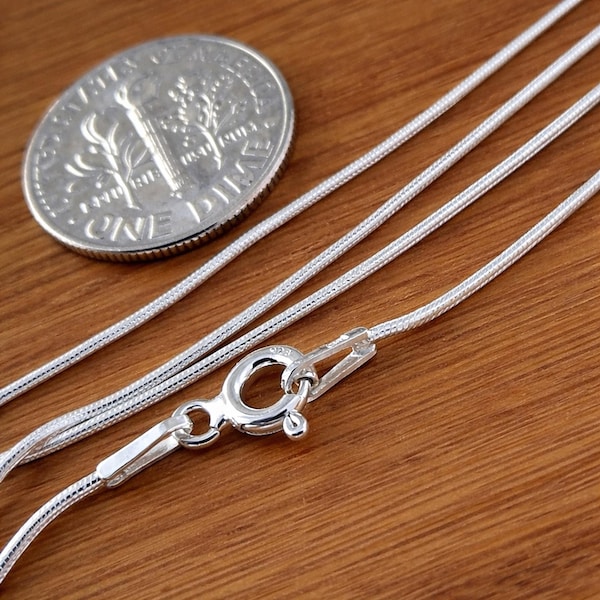 Naszyjnik z łańcuszkiem wężowym ze srebra próby 925 o średnicy 0,8 mm z zapięciem sprężynowym