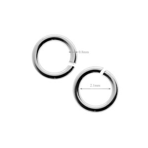 Op de afbeelding: Twee zilveren springringen, een met een diameter van 0,8 mm en de andere met 2,1 mm.