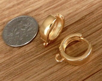 以下が含まれることがあります： 留め金付きのゴールドトーンのフープイヤリング2つ。イヤリングはアメリカの10セント硬貨と同じくらいの大きさです。