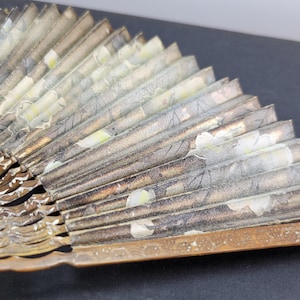 Leque de mão vintage com flores prateadas pintadas à mão em madeira e papel