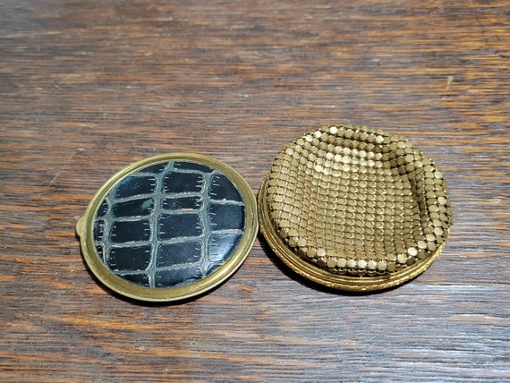 Vintage Leather and Metal Mesh Makeup Compact - image 9