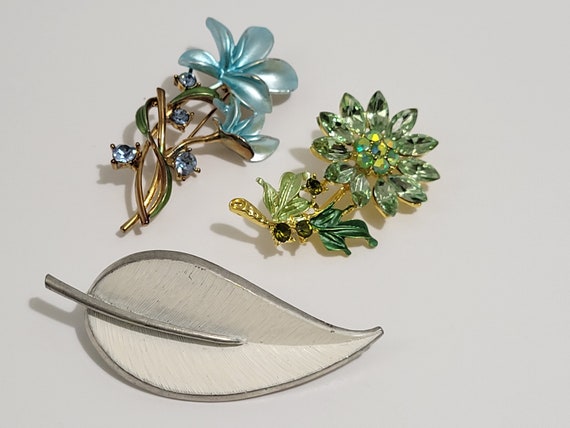 Mid-Century Vintage Flower Brooches - image 1