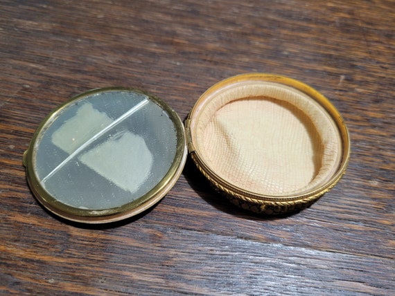 Vintage Leather and Metal Mesh Makeup Compact - image 6