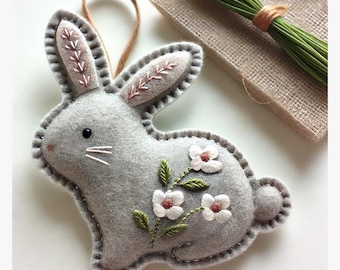 Patrón y tutorial de costura para adorno de conejo de Pascua de fieltro: adorno de conejo de fieltro DIY con patrón de bordado floral para principiantes, regalo hecho a mano.