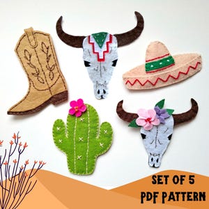 Può includere: Una collezione di cinque oggetti in feltro a tema sud-ovest. Include uno stivale da cowboy beige, un teschio bianco con corna marroni, un cactus verde con un fiore rosa, un sombrero e un secondo teschio con fiori. Il testo "SET OF 5 PDF PATTERN" è in basso.