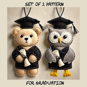 Puede incluir: Conjunto de dos adornos de graduación de fieltro, uno es un oso marrón que lleva una gorra y una bata de graduación negras sosteniendo un rollo, el otro es un búho gris que lleva una gorra y una bata de graduación negras sosteniendo un rollo. "Set of 2 Pattern for Graduation" está escrito en la parte superior de la imagen.
