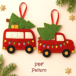 Puede incluir: Dos adornos navideños de fieltro rojo: un autobús y una camioneta, cada uno con un árbol de Navidad de fieltro verde encima. Ambos tienen ruedas negras con centros amarillos y están decorados con luces de colores. El autobús tiene una pequeña caja de regalo amarilla encima. El texto "PDF Pattern" está en la parte inferior.