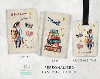 Puede incluir: Un juego personalizado de funda para pasaporte y etiqueta de equipaje. La funda del pasaporte presenta a una viajera con mochila, cámara y el texto "If Not Now, When?". La etiqueta de equipaje tiene el mismo diseño. La parte trasera muestra maletas.