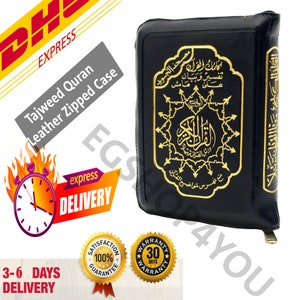 Può includere: Una custodia in pelle nera per il Coran con una cerniera dorata e testo arabo in oro. La custodia presenta un design dorato sul davanti con la parola "Allah" in arabo.