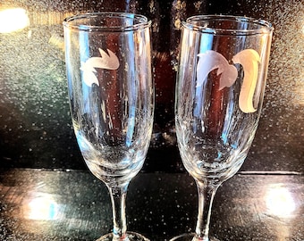 Futurama Fry and Leela champagne flutes. Geeky wedding glasses