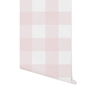 Peut inclure: Papier peint à carreaux vichy rose et blanc avec un effet ombré subtil. Le papier peint est enroulé et prêt à être posé.
