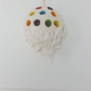 Puede incluir: Porta l&aacute;pices de cer&aacute;mica blanca en forma de erizo con agujeros de colores arco&iacute;ris para l&aacute;pices.