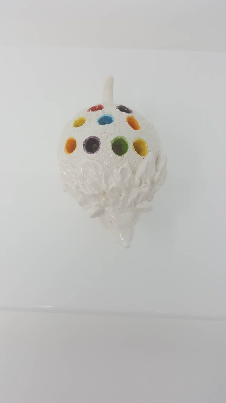 Puede incluir: Porta l&aacute;pices de cer&aacute;mica blanca en forma de erizo con agujeros de colores arco&iacute;ris para l&aacute;pices.