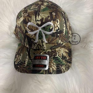 Geborduurde strikhoed met camouflageprint