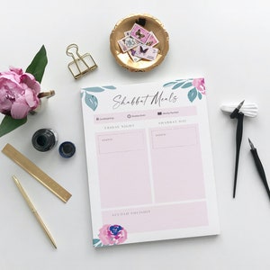 Puede incluir: Un planificador rosa y blanco con las palabras "Shabbat Meals" en escritura cursiva negra. El planificador tiene secciones para "Friday Night", "Shabbat Day" y "Seudah Shlishit".