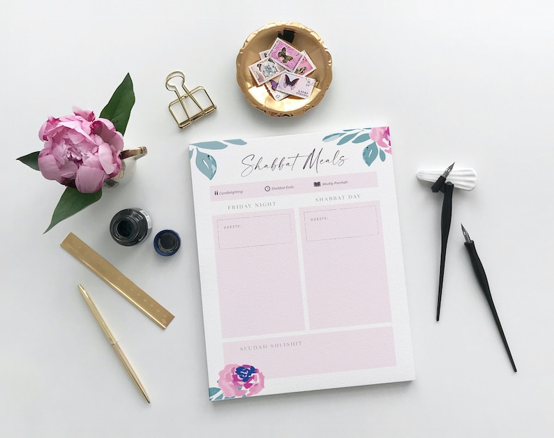 Puede incluir: Un planificador rosa y blanco con las palabras "Shabbat Meals" en escritura cursiva negra. El planificador tiene secciones para "Friday Night", "Shabbat Day" y "Seudah Shlishit".