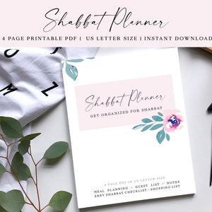 Puede incluir: Un planificador de Shabat imprimible con un dise&ntilde;o floral rosa y azul. El planificador incluye secciones para la planificaci&oacute;n de comidas, la lista de invitados, las notas, la lista de verificaci&oacute;n de Erev Shabat y una lista de compras.