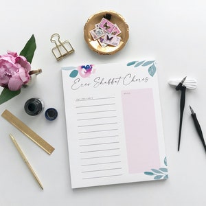 Puede incluir: Un bloc de notas blanco con un dise&ntilde;o floral y el texto "Erev Shabbat Chores" impreso en la parte delantera. El bloc de notas tiene una secci&oacute;n rosa con el encabezado "Notes" y una secci&oacute;n blanca con el encabezado "Set the Table".