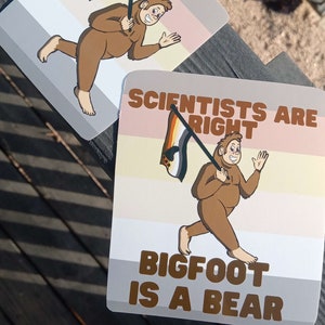 Bigfoot es un oso - pegatina de vinilo de 3 pulgadas LGBTQ gay bigfoot pegatina