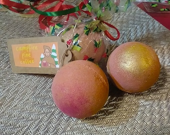 Bomba de banho Cryptid de Natal - Lareira do Pé Grande (2,75 polegadas, 8 onças) com manteiga de karité - Bomba de banho Cryptid Aroma: Pinho, Café, Fogueira