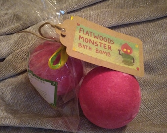 Flatwoods Monster Bath bomb (8 oz., 2.75 Inch) w/ shea butter - Cryptid bathbomb fragrance: Pear and Apple Pie