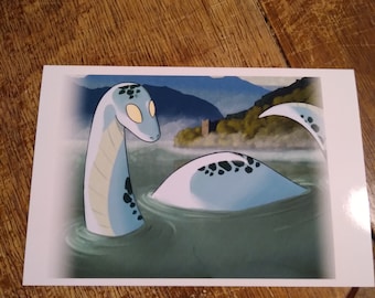 Pode incluir: Uma ilustração de desenho animado de um monstro do Lago Ness nadando em um lago. O monstro é azul e verde com um pescoço longo e uma cabeça pequena com olhos amarelos. O fundo é um lago nebuloso com um castelo à distância.