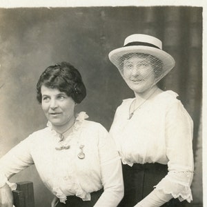 1914 ~ CPRP ~ jeune femme portant un chapeau avec un filet ou un voile couvrant le visage ~ Vraie carte postale avec photo ~ Photo ancienne ~ Photo ancienne W12