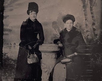 Minuit morne ~ fer-blanc ~ femmes victoriennes dans des cols de fourrure tenant des sacs à main ~ type étain photo antique