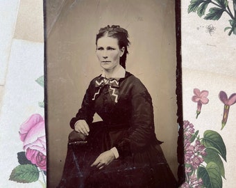 Ruban zigzag ~ Type de fer blanc ~ Beau portrait d'une femme des années 1870 ~ Type de fer blanc ~ Photo ancienne