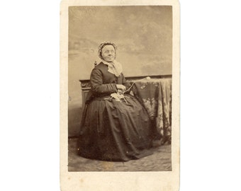 Le tricot en rond ~ CDV des années 1860 ~ Femme avec des aiguilles à tricoter et une pelote de laine ~ Carte de visite ~ Photos anciennes